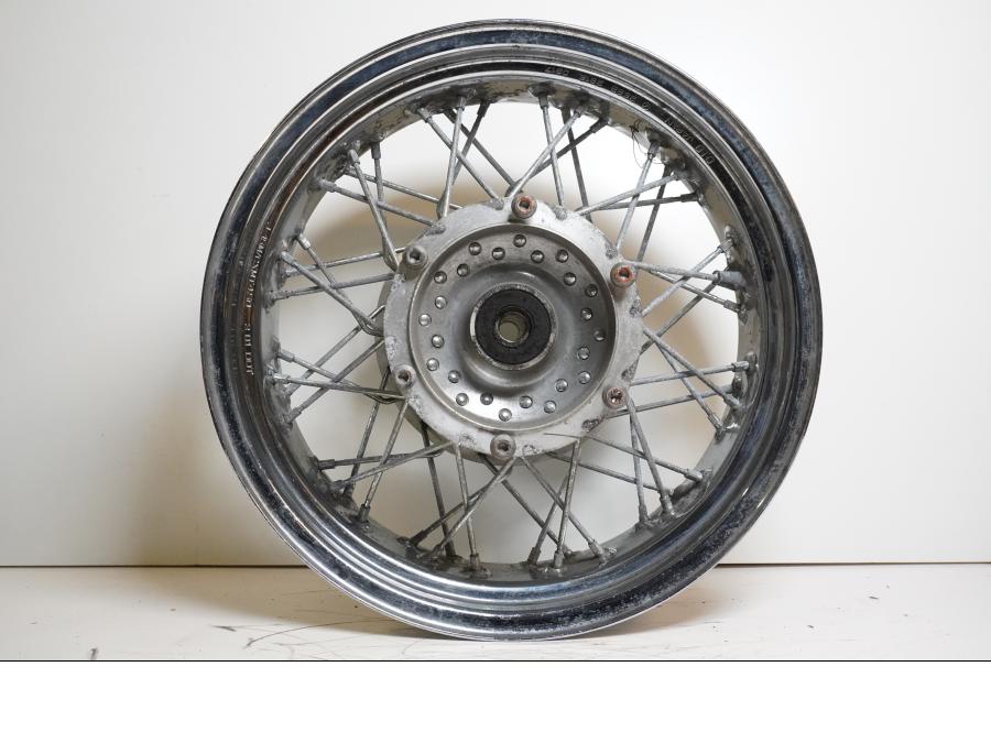 Framsidan på Fälg från en Yamaha XVS 1100 -2001 motorcykel.