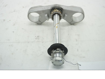 Baksidan på Gaffelkrona från en Triumph Tiger Explorer -2012 motorcykel.