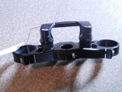 Höger sida på Gaffelkrona från en KTM 990 Super Duke R -2010 motorcykel.