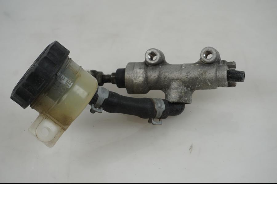 Baksidan på Bromshuvudcylinder från en Kawasaki VN 1600 Mean Streak -2007 motorcykel.