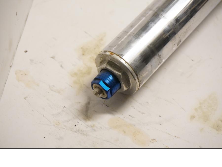 Vänster sida på Gaffelben från en Triumph Daytona 650 -2005 motorcykel.