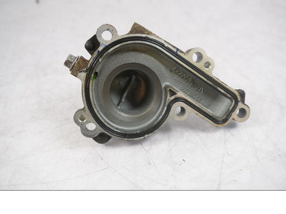 Vänster sida på Vattenpump från en KTM 125 Duke -2017 motorcykel.