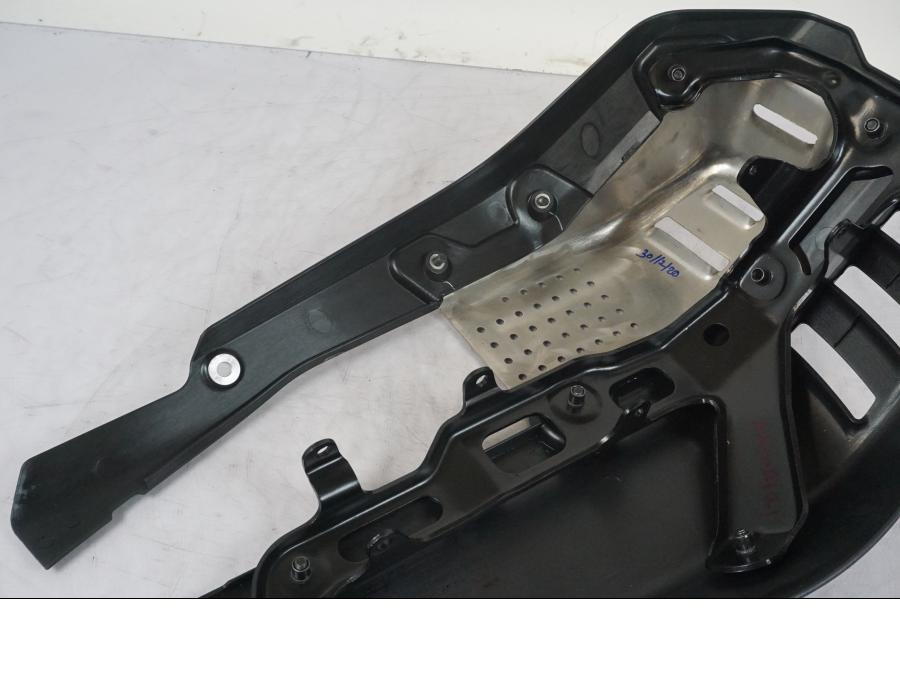 Vänster sida på Hasplåt från en KTM 390 Adventure -2023 motorcykel.