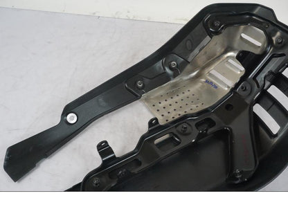 Vänster sida på Hasplåt från en KTM 390 Adventure -2023 motorcykel.