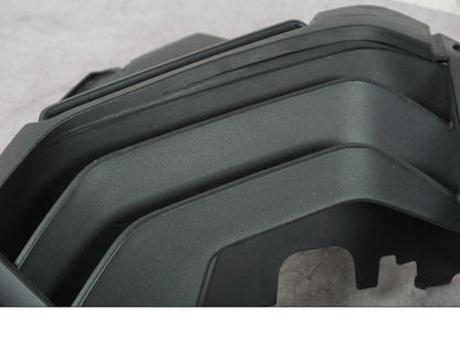 Vänster sida på Sidkåpa innerplast från en Ducati Multistrada V4 -2024 motorcykel.