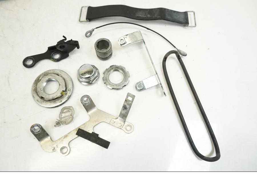 Snett uppifrån på Skruv / Mutter etc från en Honda CB 600 F -2008 motorcykel.