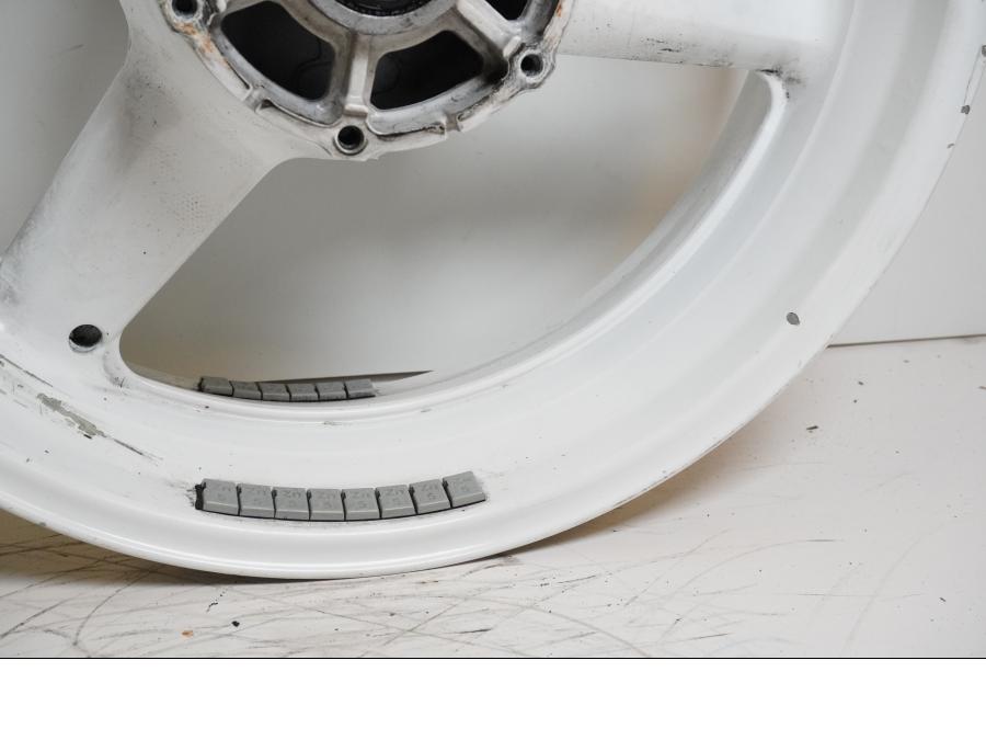 Höger sida på Fälg från en Yamaha YZF R6 -1999 motorcykel.