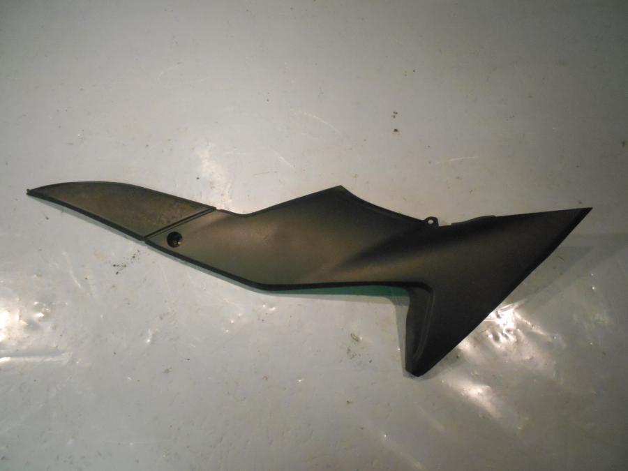 Framsidan på Sidopanel från en Suzuki SV 650 -2017 motorcykel.