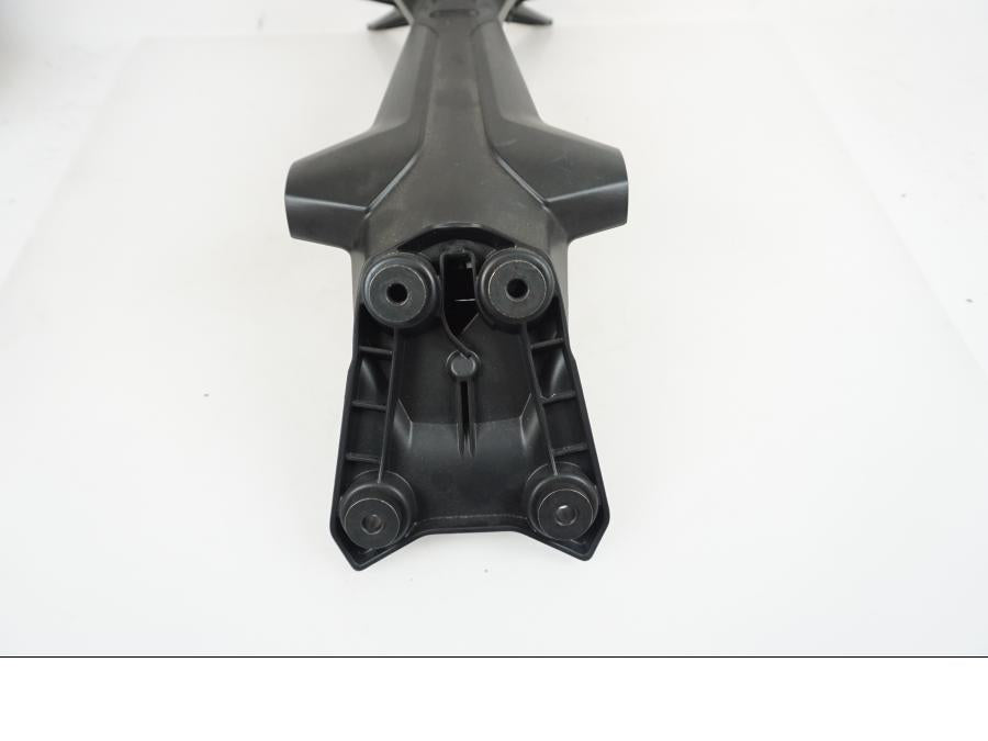 Baksidan på Skylthållare från en Ducati Monster -2017 motorcykel.