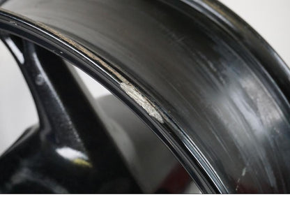 Snett uppifrån på Fälg från en Suzuki GSX 1300 R -2017 motorcykel.