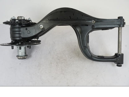 Snett uppifrån på Sving från en KTM 1290 Super Duke R -2023 motorcykel.