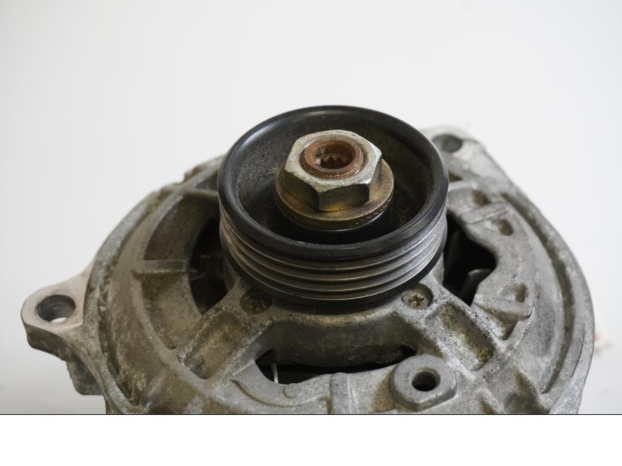 Baksidan på Generator från en BMW R 850 C -1999 motorcykel.