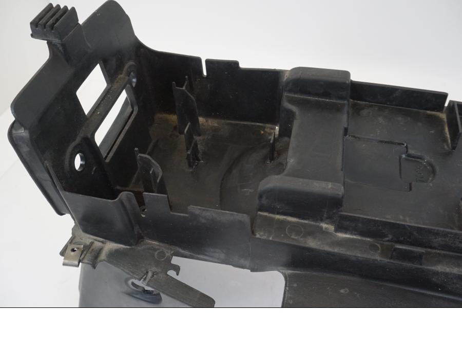 Snett nerifrån på Bakskärm från en Honda CB 750 -2002 motorcykel.