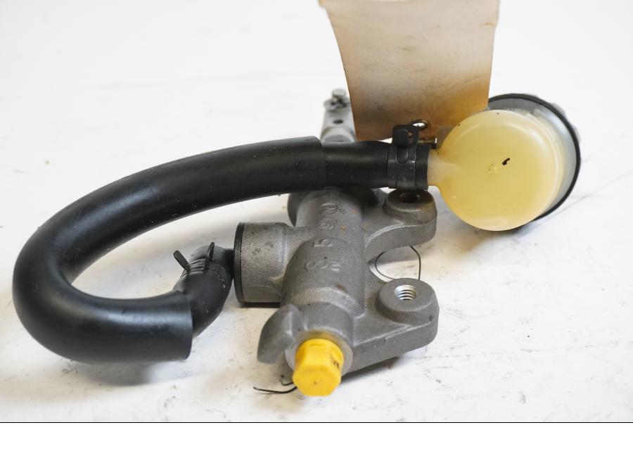 Höger sida på Bromshuvudcylinder från en Yamaha YZF 1000 R1 -2010 motorcykel.