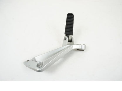 Baksidan på Fotpinnefäste från en Yamaha BT 1100 -2003 motorcykel.