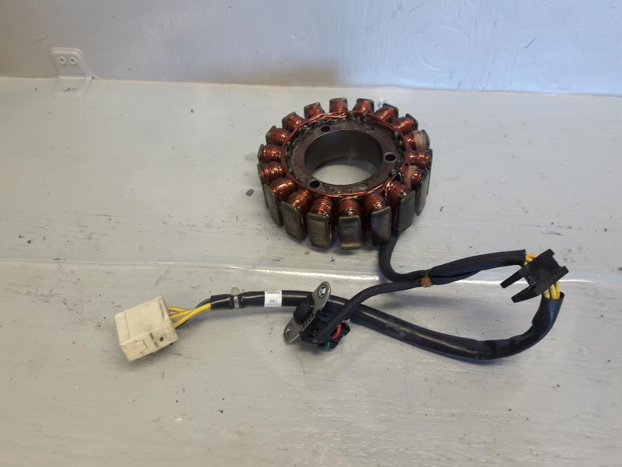 Framsidan på Generator från en Suzuki DL 1000 -2018 motorcykel.