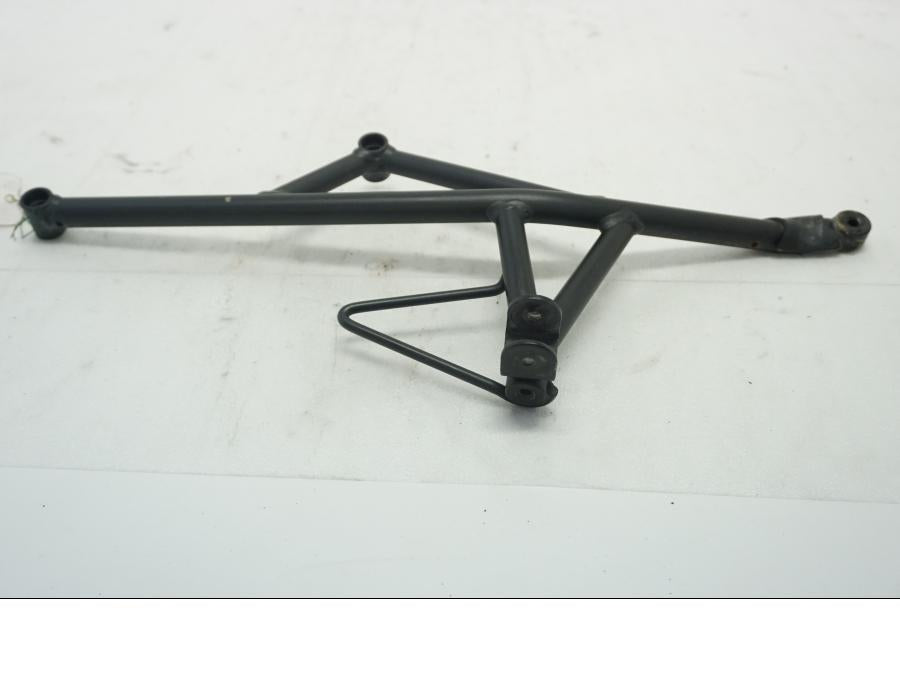 Framsidan på Fotpinnefäste från en Kawasaki Versys 650 -2008 motorcykel.