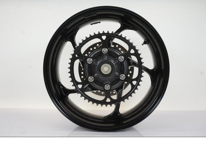 Framsidan på Hjulpaket från en Triumph Trident -2021 motorcykel.