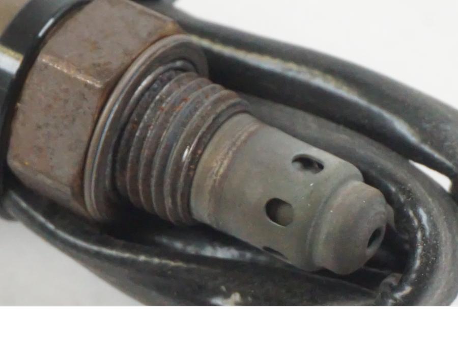 Baksidan på Lambdasond från en KTM 1290 Super Duke R -2022 motorcykel.