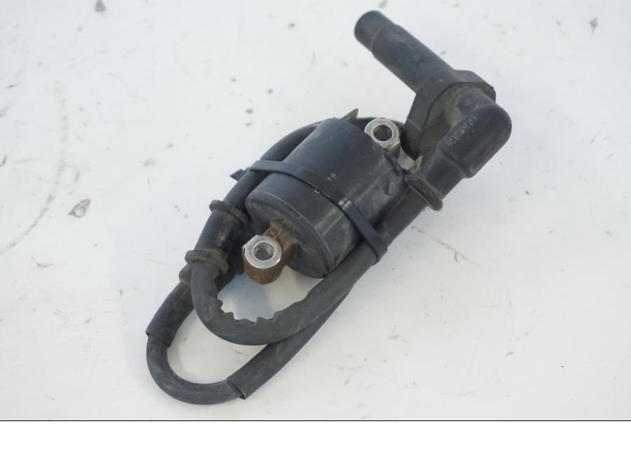 Snett nerifrån på Tändspole från en Honda SH 300 A -2011 scooter.