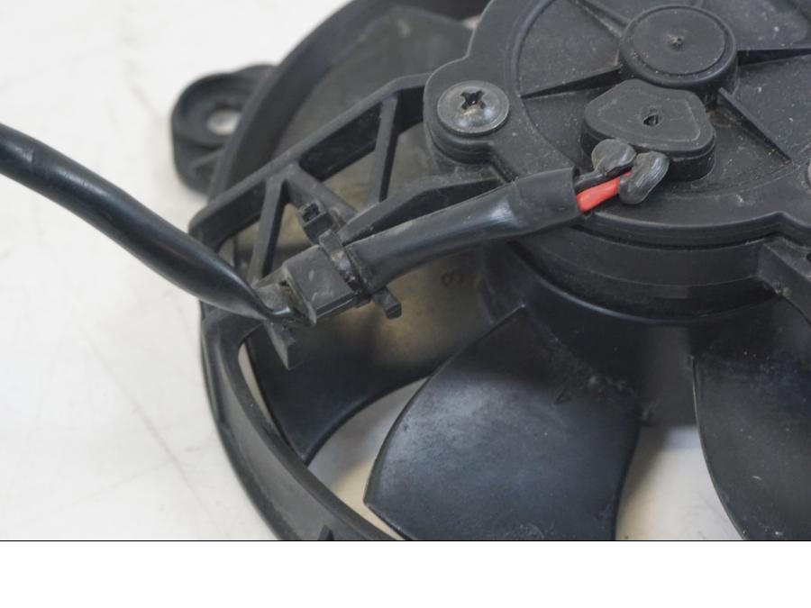 Snett uppifrån på Vattenkylfläkt från en Ducati Hyperstrada -2013 motorcykel.