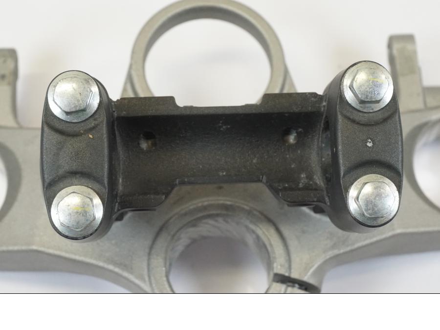 Snett nerifrån på Gaffelkrona från en Yamaha MT-07 -2016 motorcykel.