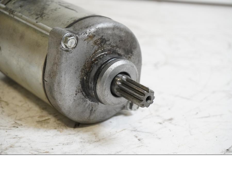 Baksidan på Startmotor från en Yamaha YZF 1000 R1 -1998 motorcykel.