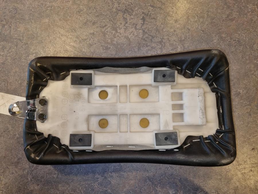 Snett nerifrån på Sadel från en Yamaha XVS 650 -1997 motorcykel.