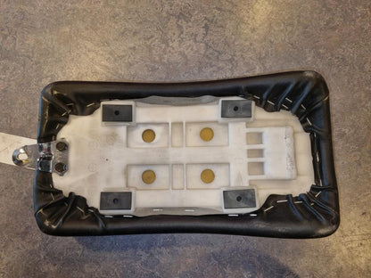 Snett nerifrån på Sadel från en Yamaha XVS 650 -1997 motorcykel.