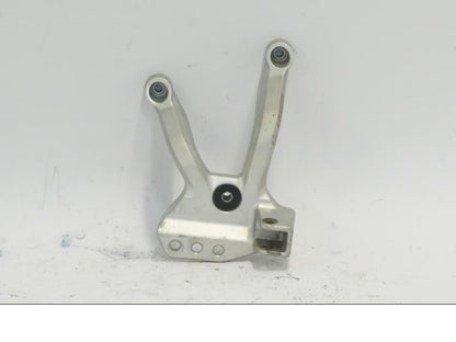 Framsidan på Fotpinnefäste från en Suzuki DL 1000 -2003 motorcykel.