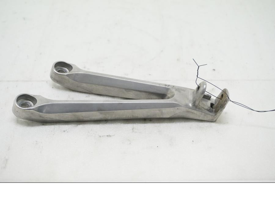 Framsidan på Fotpinnefäste från en Honda CBR 1000 RR -2004 motorcykel.