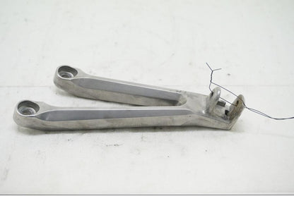 Framsidan på Fotpinnefäste från en Honda CBR 1000 RR -2004 motorcykel.