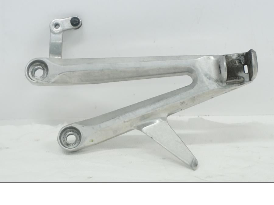 Höger sida på Fotpinnefäste från en Honda CBR 1000 RR -2005 motorcykel.