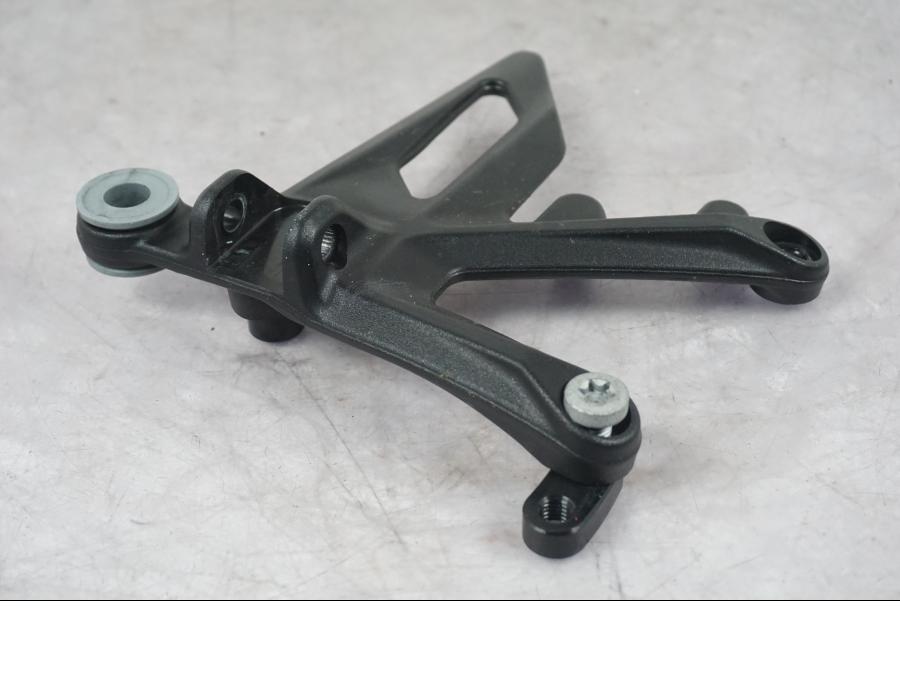 Baksidan på Fotpinnefäste från en KTM 1290 Super Duke R -2022 motorcykel.