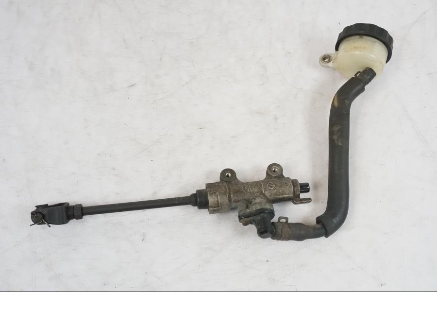 Framsidan på Bromshuvudcylinder från en Honda CB 750 -1996 motorcykel.