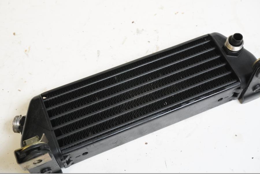 Vänster sida på Oljekyl från en BMW K 1200 RS -1998 motorcykel.