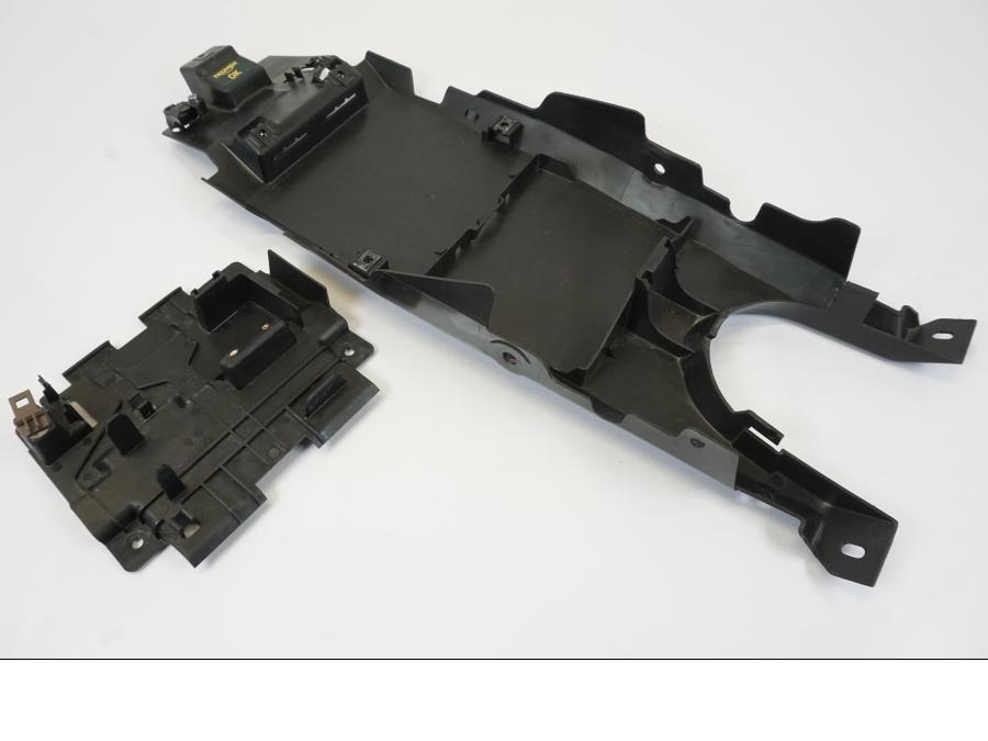 Framsidan på Undertail från en Triumph Trident -2021 motorcykel.