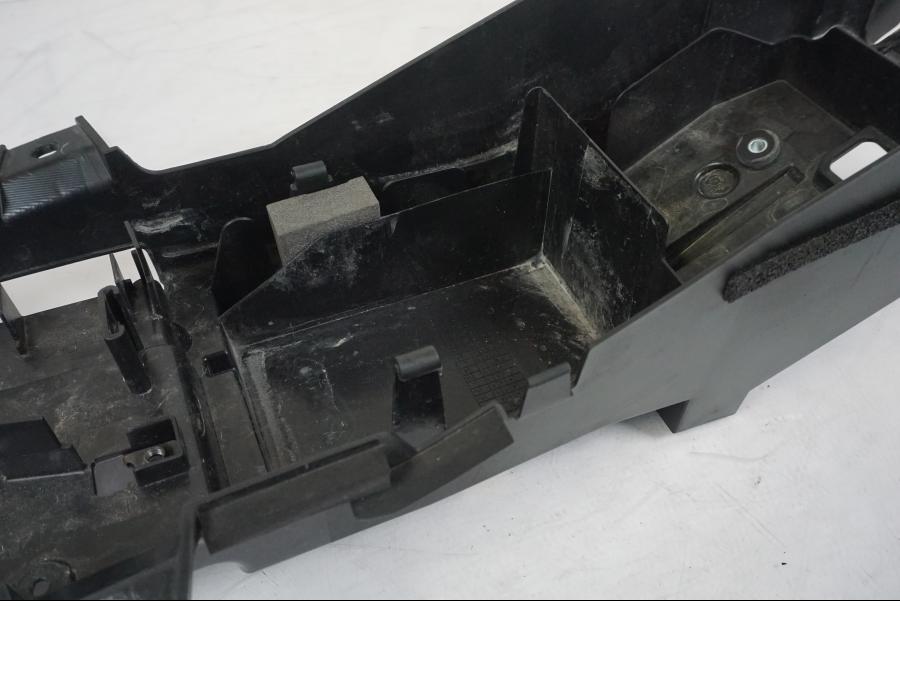 Vänster sida på Undertail från en Yamaha MT-09 -2019 motorcykel.
