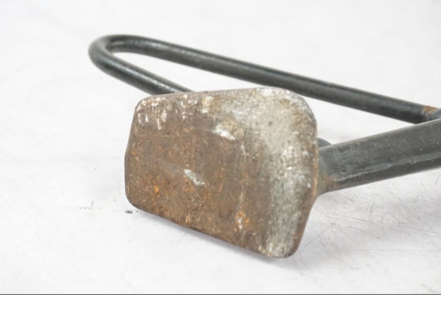 Baksidan på Sidostöd från en Honda NT 650 V -2002 motorcykel.