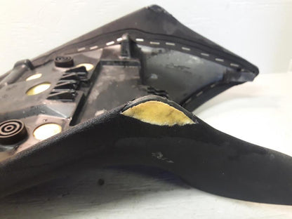 Snett uppifrån på Sadel från en Yamaha MT 125 -2017 motorcykel.