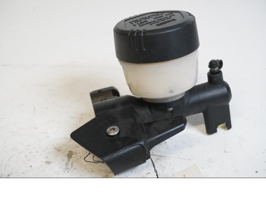 Framsidan på Bromshuvudcylinder från en BMW R 1200 GS -2007 motorcykel.