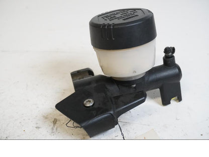 Framsidan på Bromshuvudcylinder från en BMW R 1200 GS -2007 motorcykel.