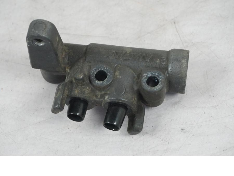 Framsidan på Bromsfördelare från en Honda CBR 1100 XX -1999 motorcykel.