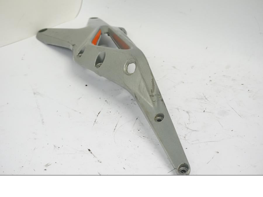 Höger sida på Bakram från en KTM 790 Duke -2018 motorcykel.