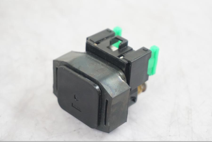 Snett nerifrån på Startrelä från en KTM 1290 Super Duke R -2022 motorcykel.