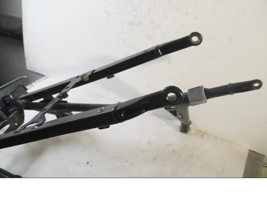 Vänster sida på Bakram från en BMW F 800 R -2011 motorcykel.