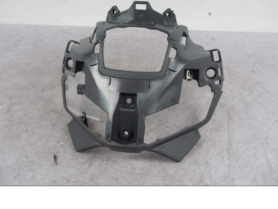 Snett nerifrån på Strålkastarsarg från en Yamaha MT-09 -2024 motorcykel.