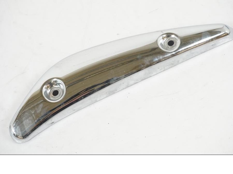 Framsidan på Bakskärmskromstag från en Suzuki VZR 1800 -2009 motorcykel.