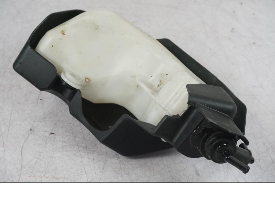 Höger sida på Vattenexpansionskärl från en Yamaha MT-09 SP -2018 motorcykel.