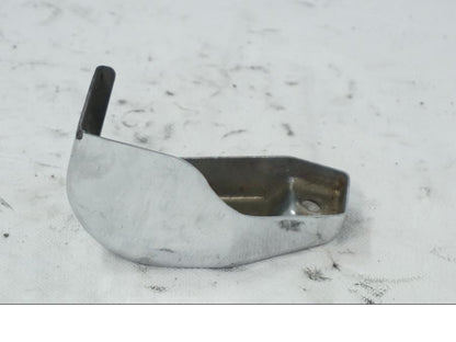 Snett nerifrån på Bromsvätskebehållarkåpa från en Kawasaki VN 1500 -1996 motorcykel.